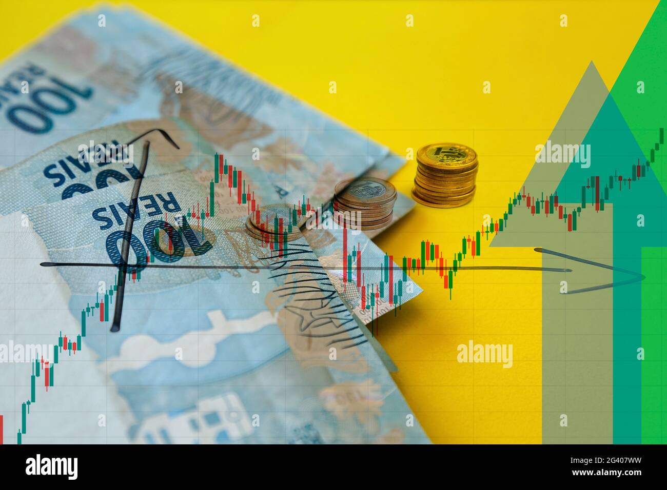 monete e denaro su superficie gialla e frecce che indicano la crescita di tempo e profitti - finanza, reddito e concetto di interesse Foto Stock