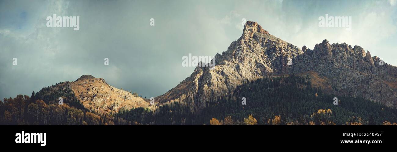 Alta vetta di montagna in autunno in altopiani. rocce di montagna contro cielo blu. Natura in riserva, parco nazionale. Foto Stock