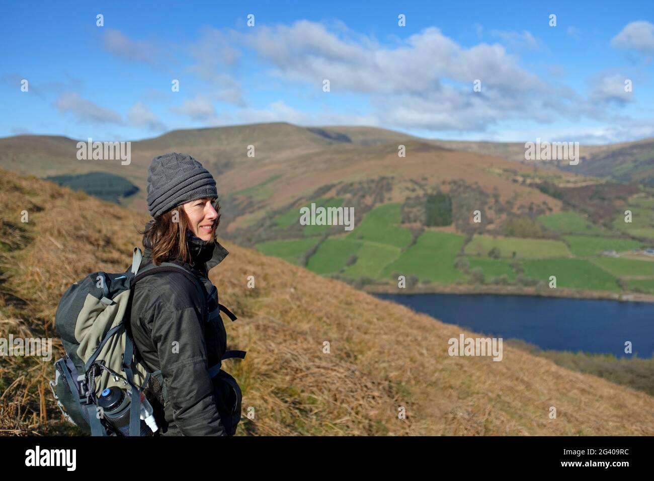 Donna dai capelli marroni nelle montagne gallesi. Foto Stock