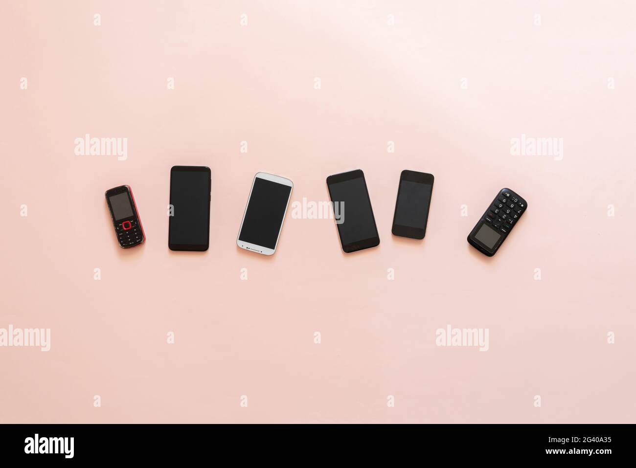 concetto di evoluzione tecnologica, alcuni vecchi telefoni cellulari vintage  e nuovi dispositivi nodern Foto stock - Alamy