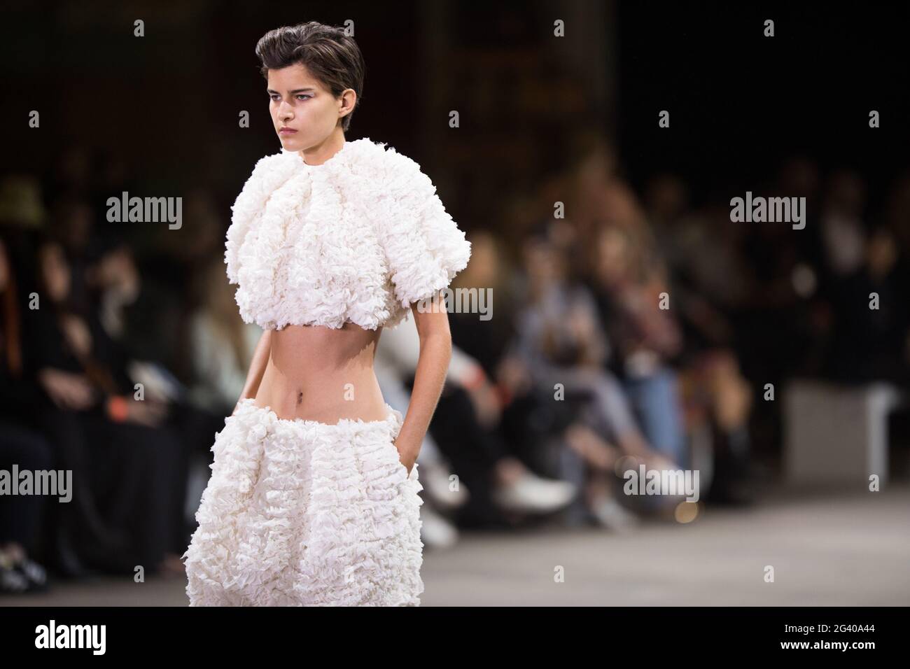 Astrid Holler cammina lungo la pista durante lo spettacolo Ginger & Smart durante le collezioni Afterpay Australian Fashion Week Resort 2022 a Carriageworks ON Foto Stock
