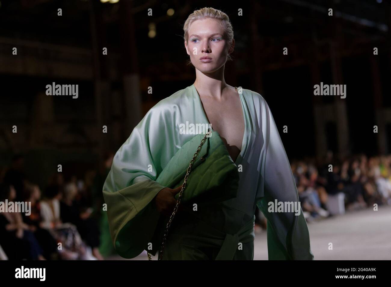 Jess PW cammina sulla pista durante lo spettacolo Ginger & Smart durante le collezioni del Resort 2022 della settimana della Moda australiana Afterpay a Carriageworks il 1 giugno Foto Stock