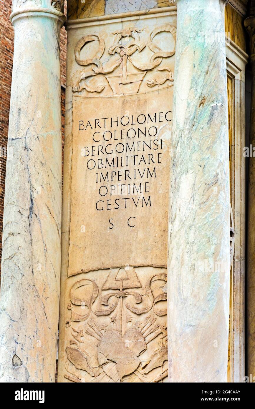 L'iscrizione sul piedistallo della statua equestre di Bartolomeo Colleoni, Castello, Venezia. Foto Stock