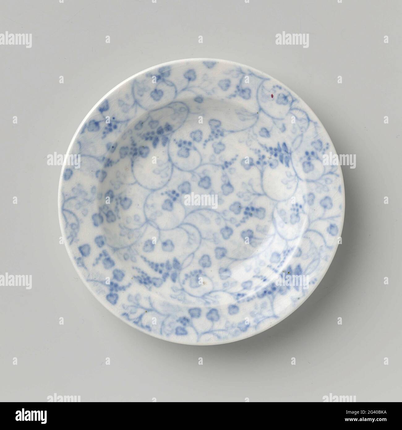 Piastra. Piatto in ceramica, con decorazioni floreali blu continue, al servizio dei bambini. Foto Stock