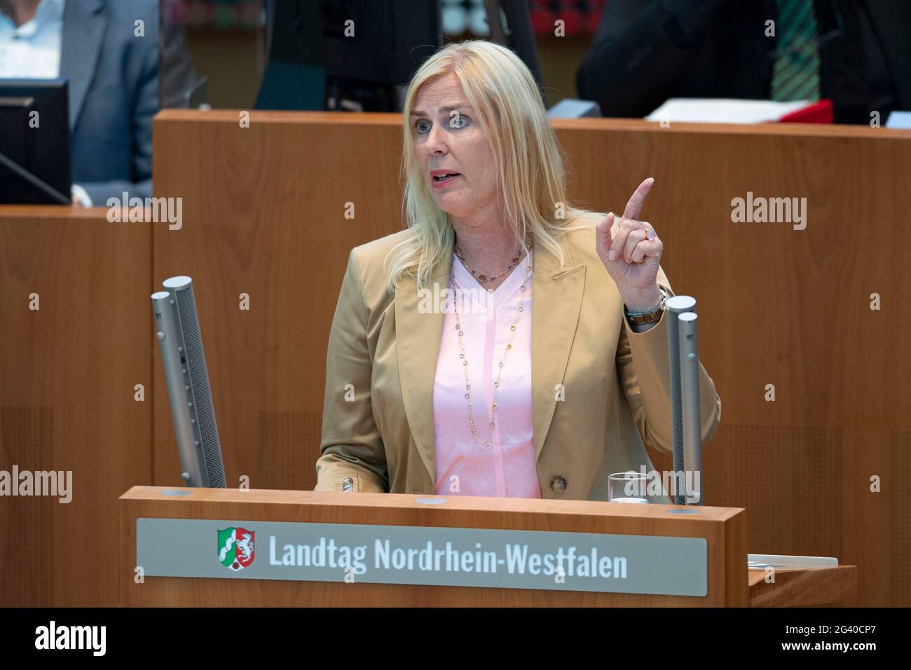 Petra VOGT, gruppo parlamentare CDU, durante il suo intervento, dibattito sul tema: "L'NRW ha bisogno di un'offensiva del personale per una maggiore giustizia educativa", 131a sessione plenaria del parlamento statale della Renania settentrionale-Vestfalia, Duesseldorf, il 16 giugno 2021 Foto Stock