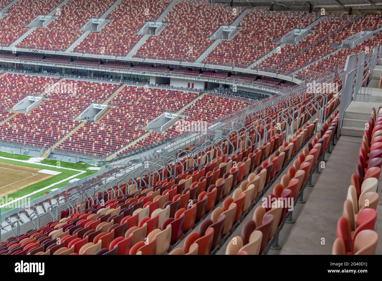 Posti vuoti sulla tribuna di uno stadio di calcio Foto Stock