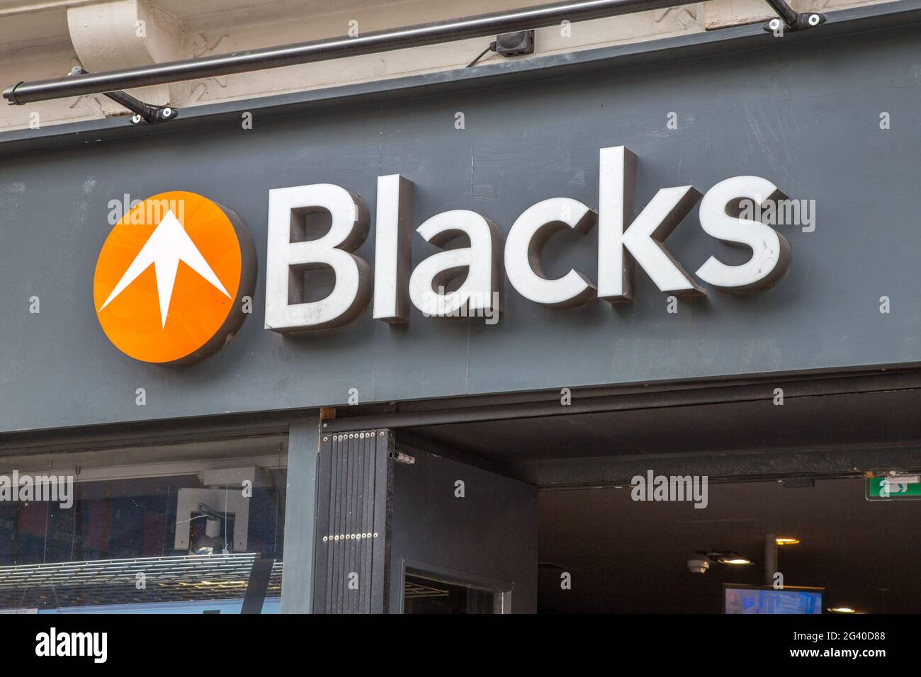 Cartello nero con il nome di Outdoor Retail Company sul fronte dello shopping Foto Stock