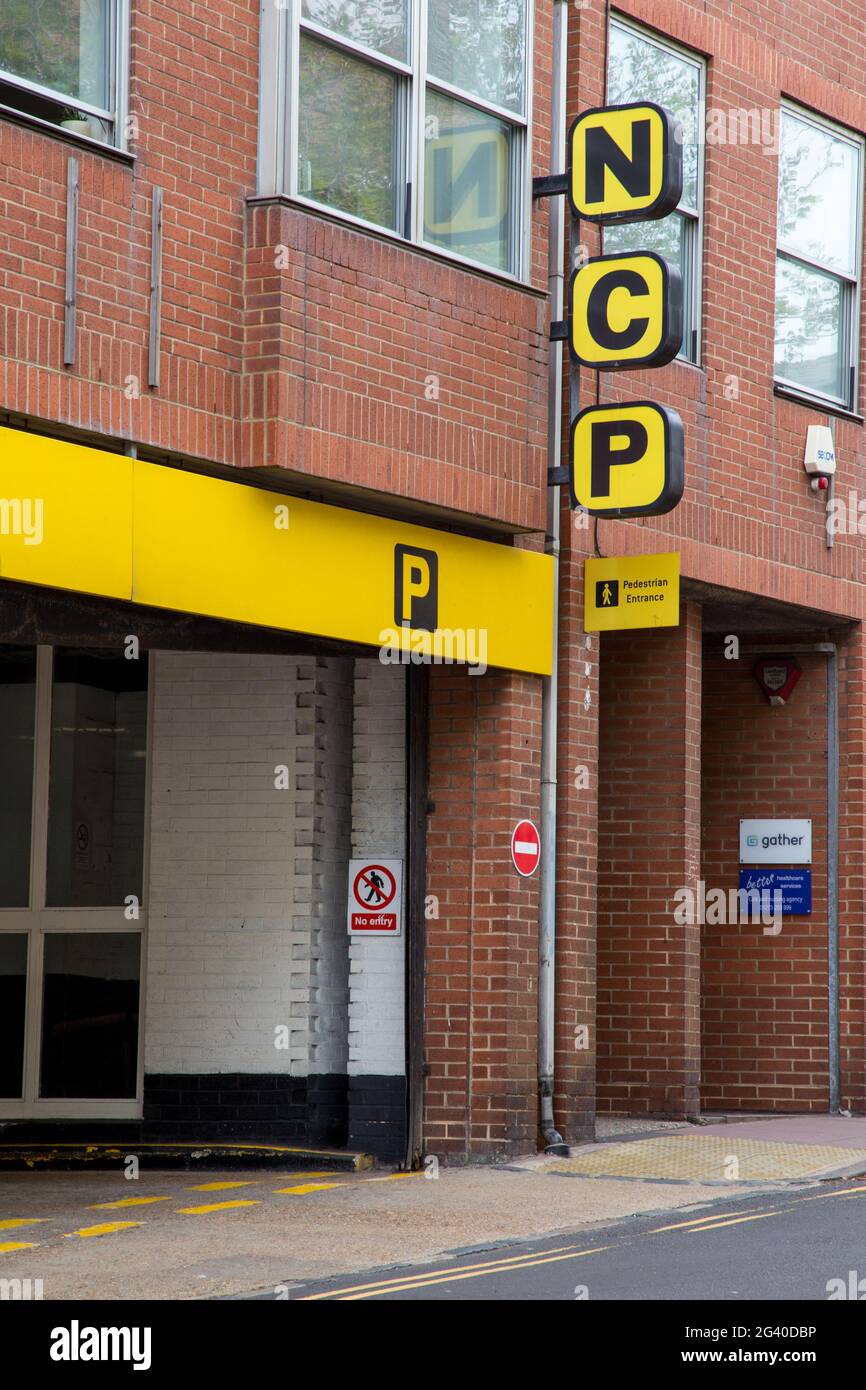 Ingresso al parcheggio NCP cartello con il nome dell'azienda Foto Stock