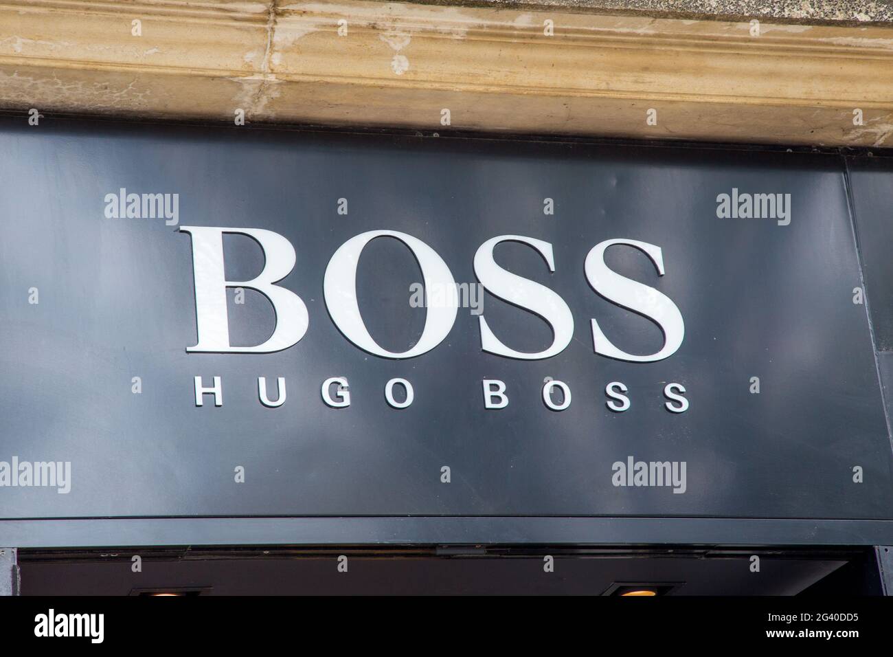 Cartello con il nome di Hugo Boss Company sul fronte dello shopping Foto Stock