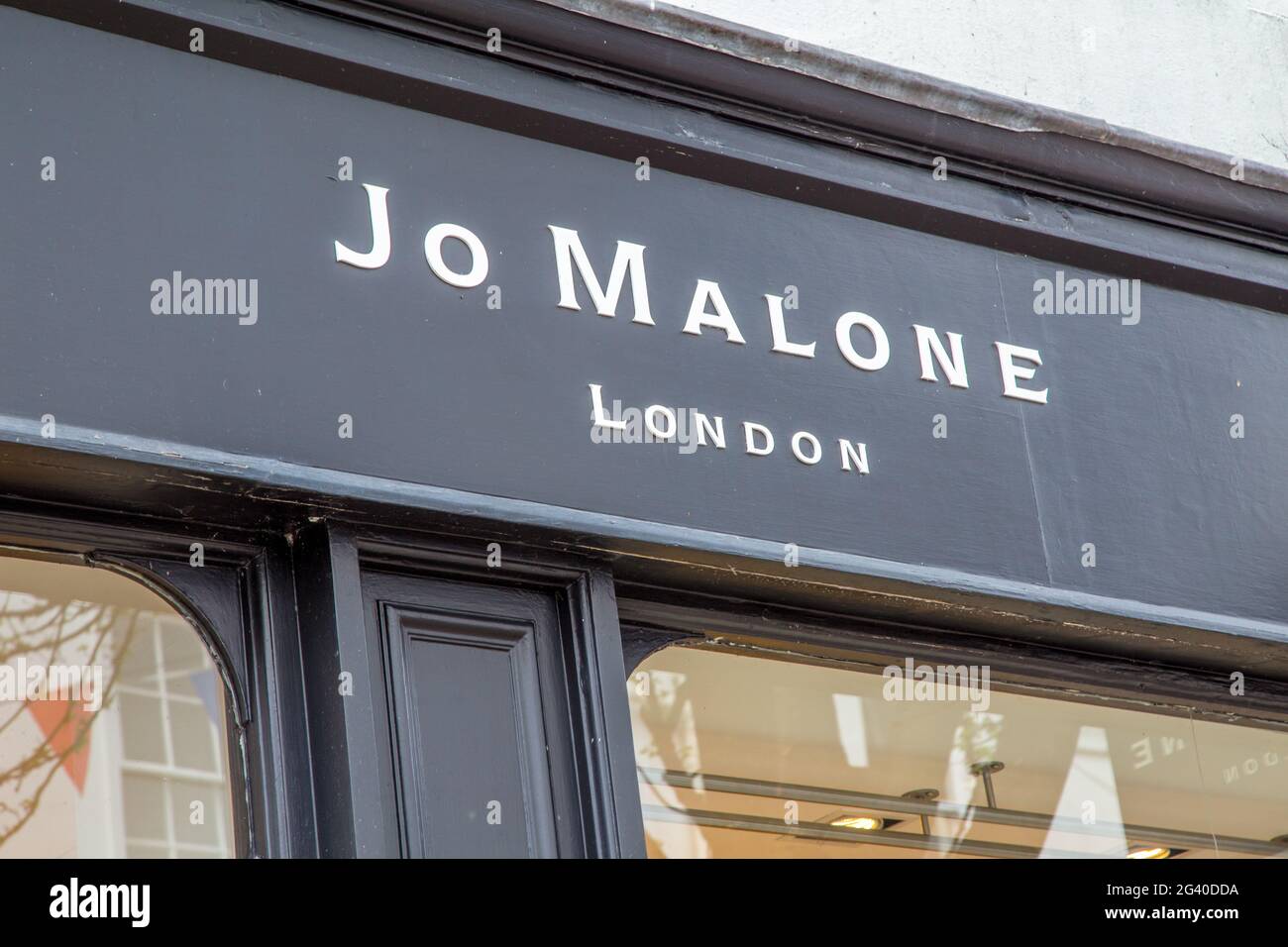 Cartello con il nome della società Jo Malone sul fronte dello shopping Foto Stock