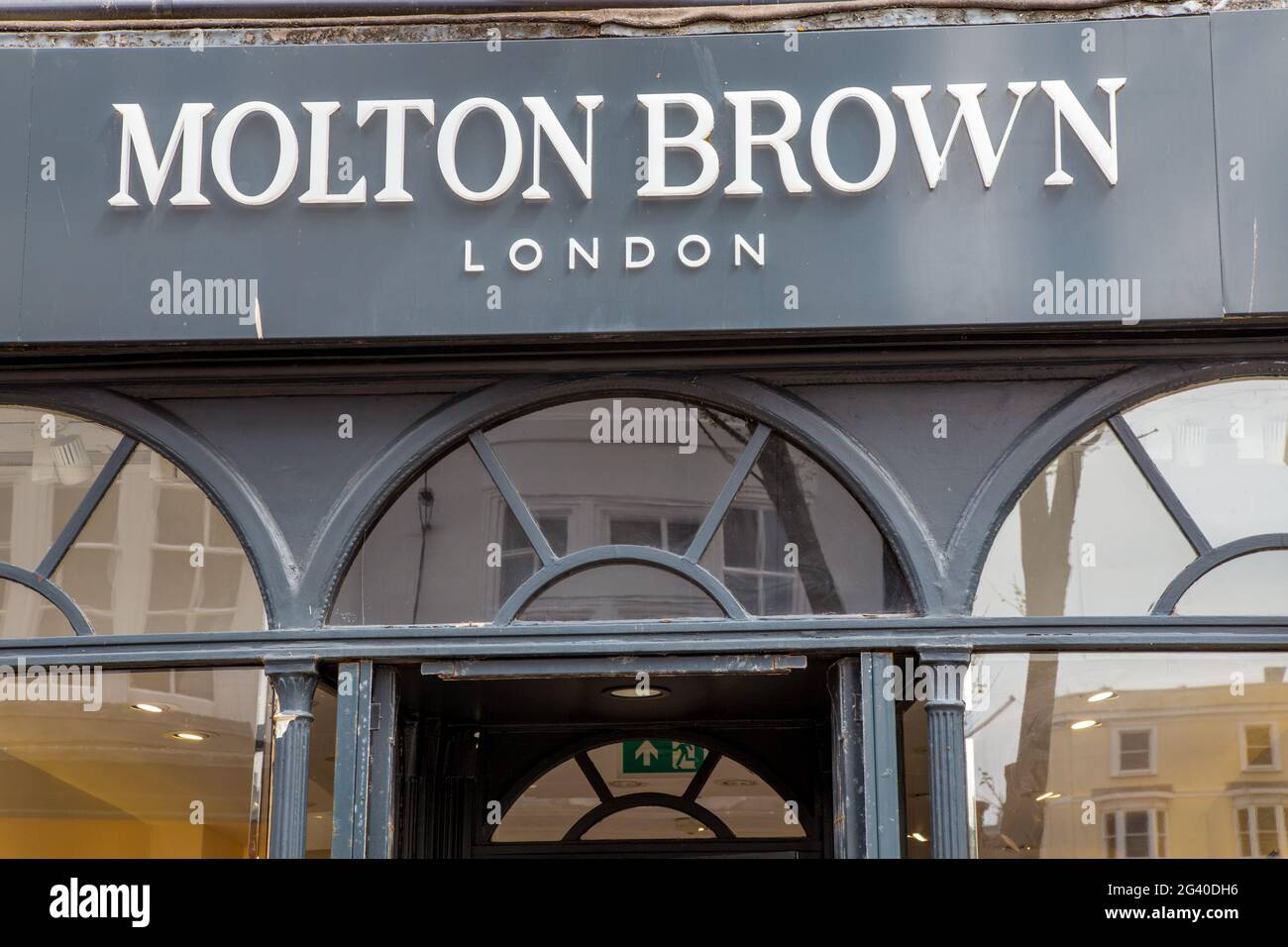 Cartello con il nome di Mold Brown Company sul fronte dello shopping Foto Stock