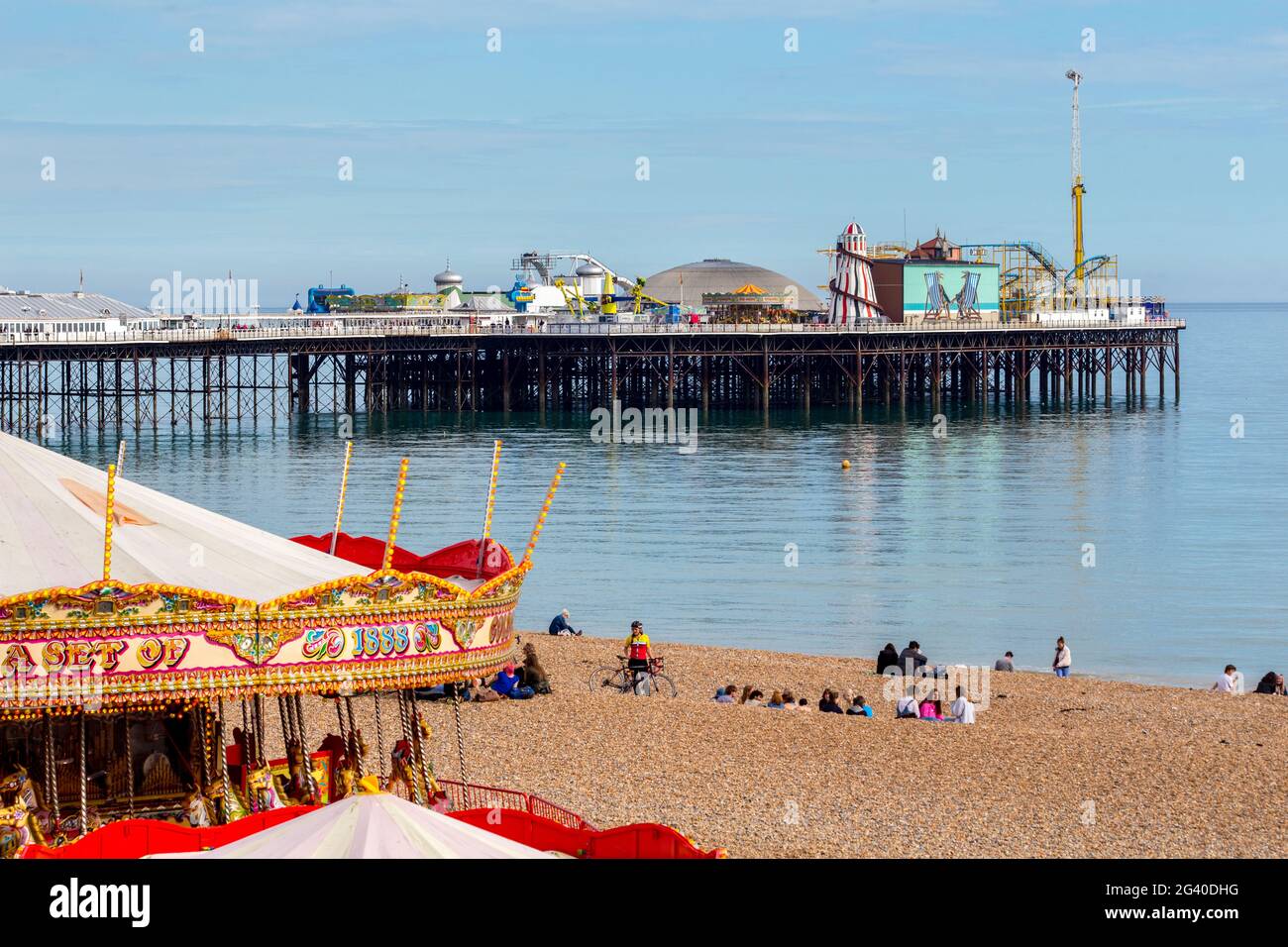 Spiaggia di Brighton e molo fiera del divertimento, West Sussex Foto Stock