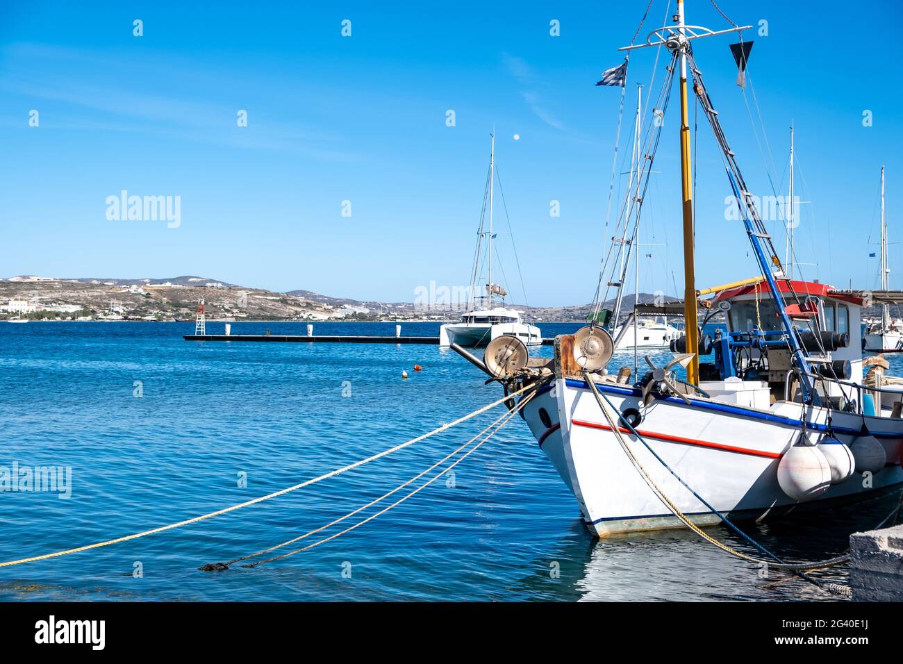 Barca da pesca colorata ormeggiata al porto dell'isola di Milos, Cicladi, Grecia. Vista tradizionale dell'antico chioseup di vasi in legno. Giorno di sole, cielo blu chiaro. Spazio, c. Foto Stock