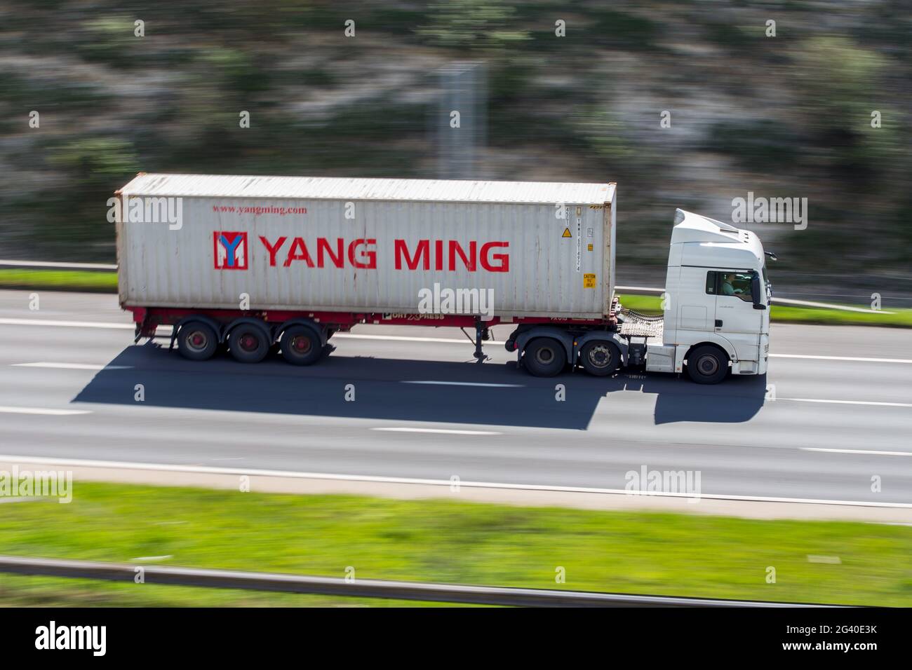 Trasporto di container in camion sull'autostrada M3 nell'Hampshire, in Inghilterra Foto Stock