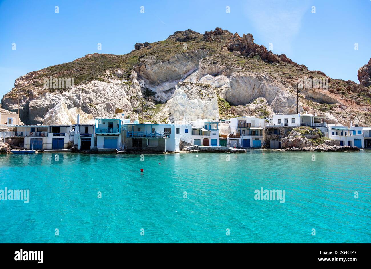 Isola di Milos, Cicladi Grecia. Firoporamos o Fyropotamos villaggio di pescatori, Cicladi architettura tradizionale case di pescatori e mare turchese chiaro Foto Stock