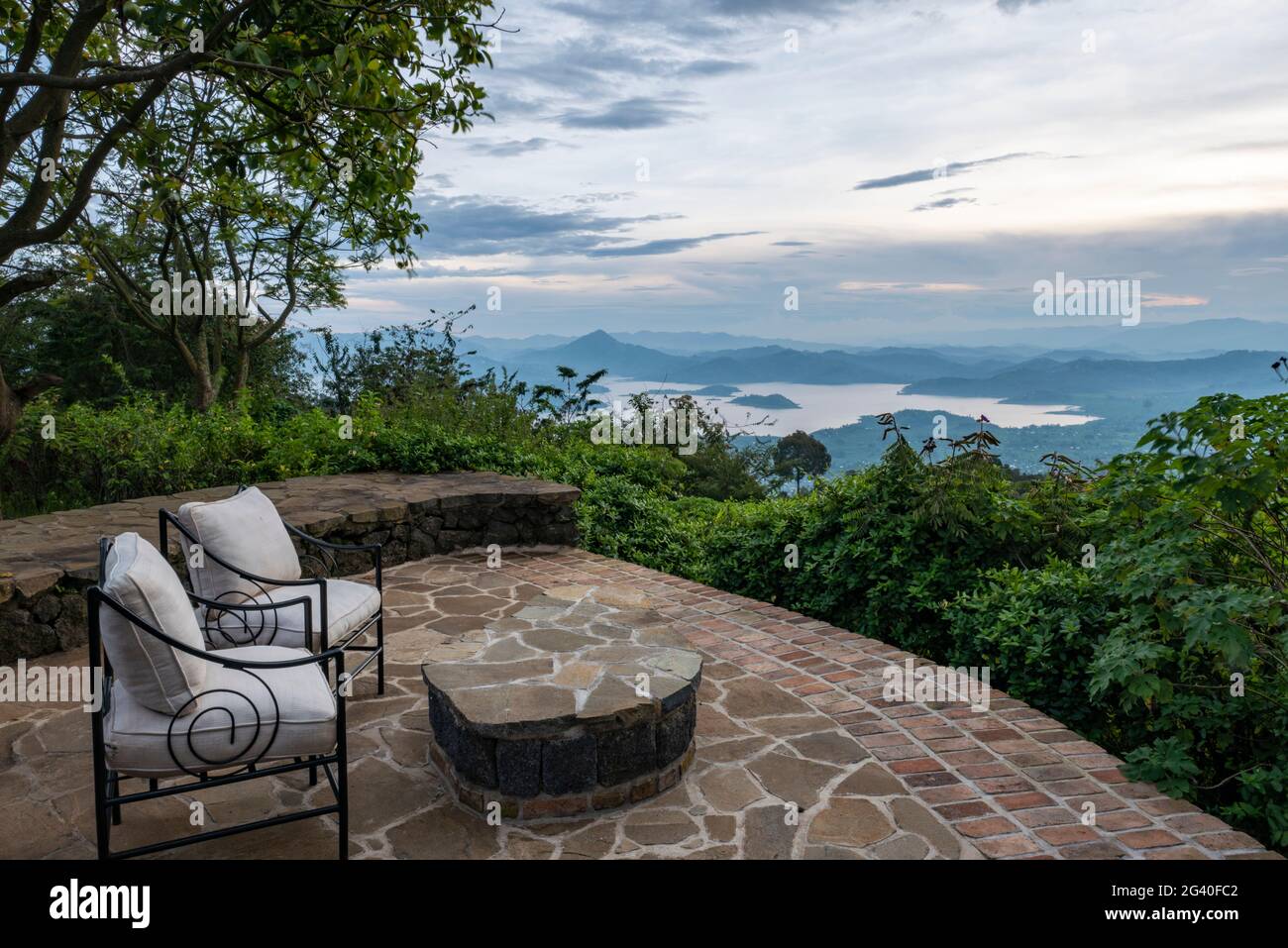 Lago Ruhondo e montagne viste dalla terrazza della Virunga Lodge, vicino Kinyababa, Provincia del Nord, Ruanda, Africa Foto Stock