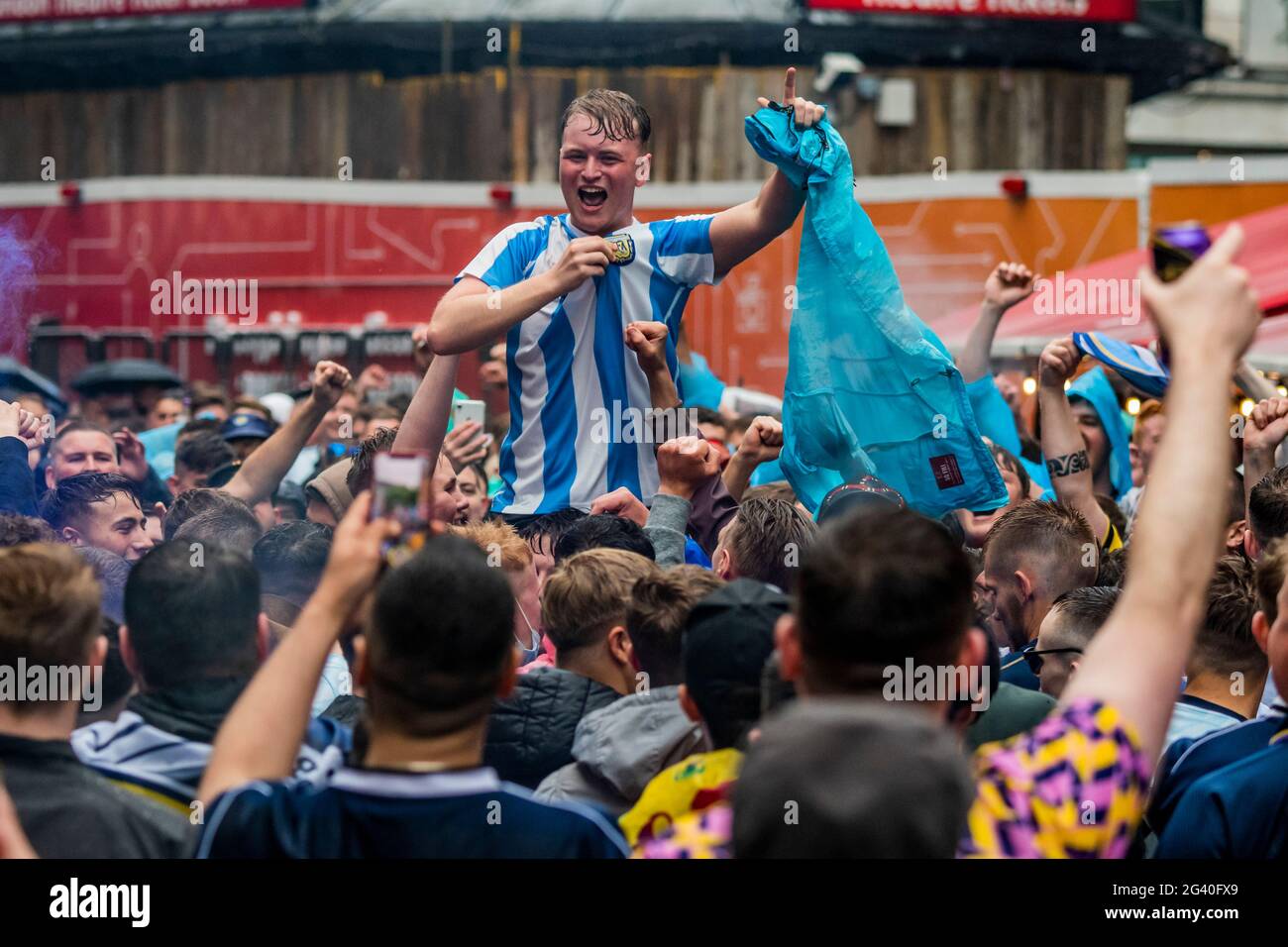 Londra, Regno Unito. 18 Giugno 2021. Gli appassionati di calcio scozzesi si riuniscono a Leicester Square nonostante la pioggia e la mancanza di biglietti. Si stanno incontrando per bere e cantare canzoni in buon spirito prima della loro partita Euro 2020 a Wembley contro l'Inghilterra stasera. Credit: Guy Bell/Alamy Live News Foto Stock