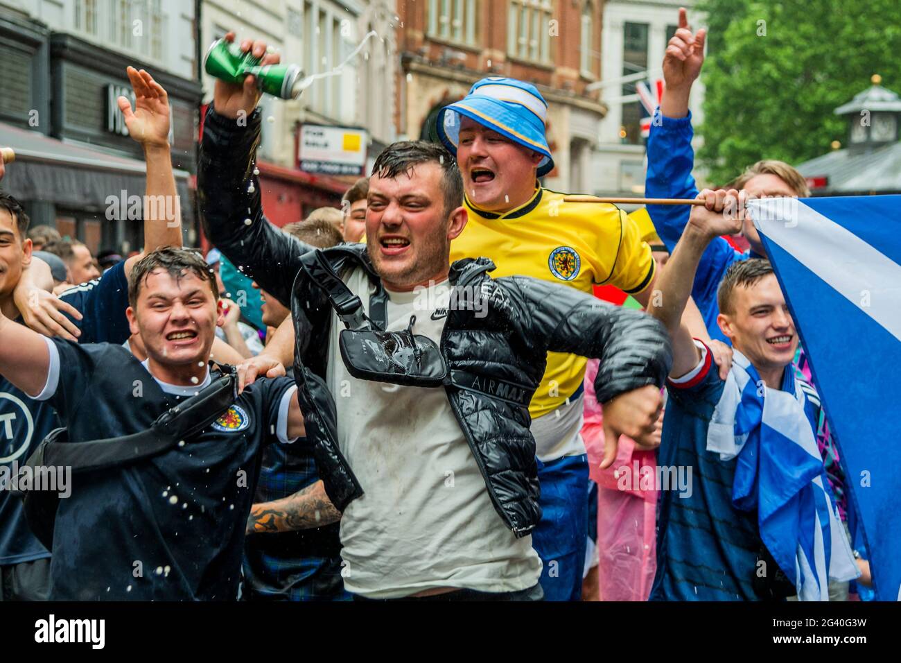 Londra, Regno Unito. 18 Giugno 2021. Gli appassionati di calcio scozzesi si  riuniscono a Leicester Square nonostante la pioggia e la mancanza di  biglietti. Si stanno incontrando per bere e cantare canzoni