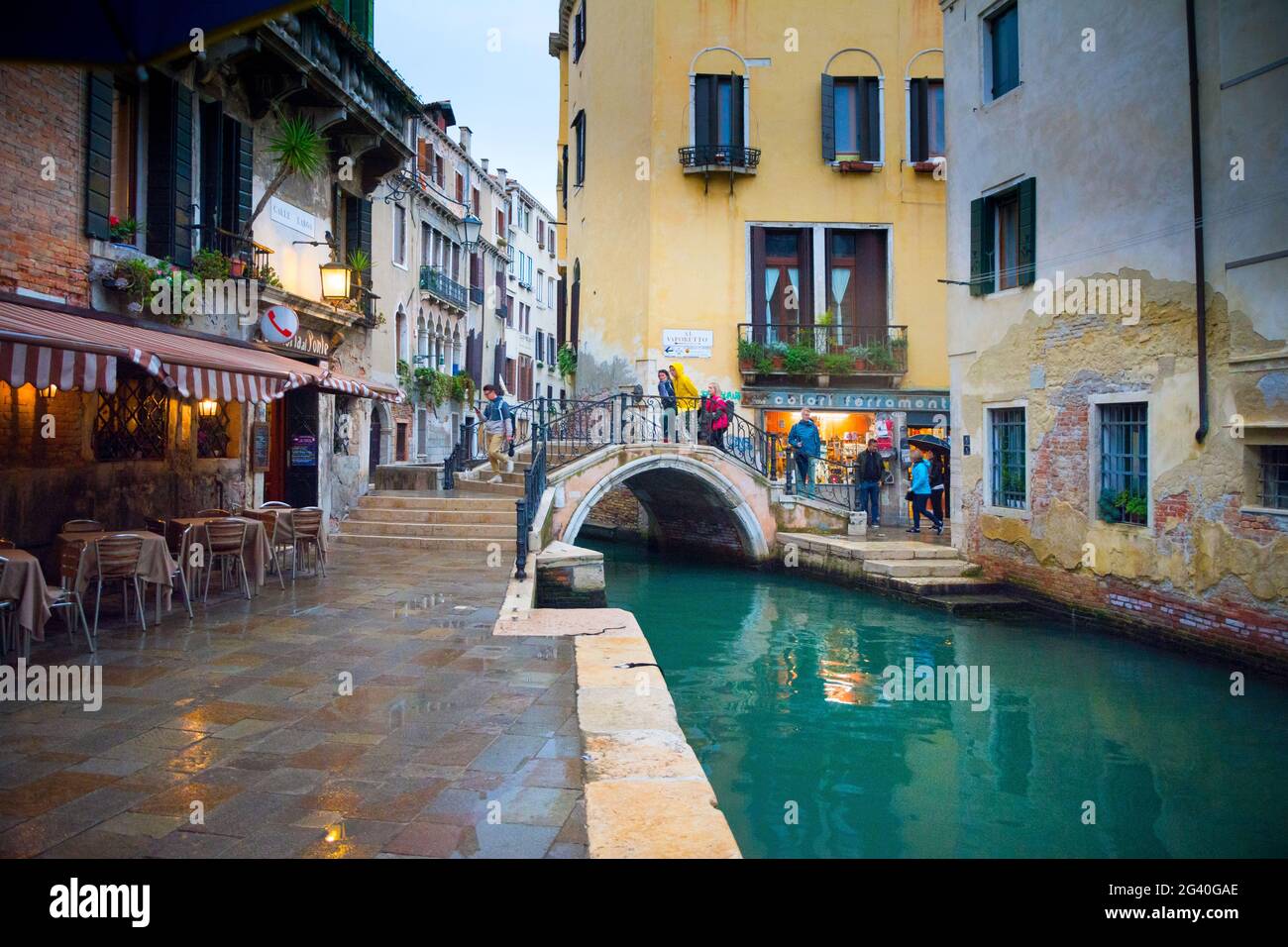 Canali e stradine di Venezia in tarda serata Foto Stock