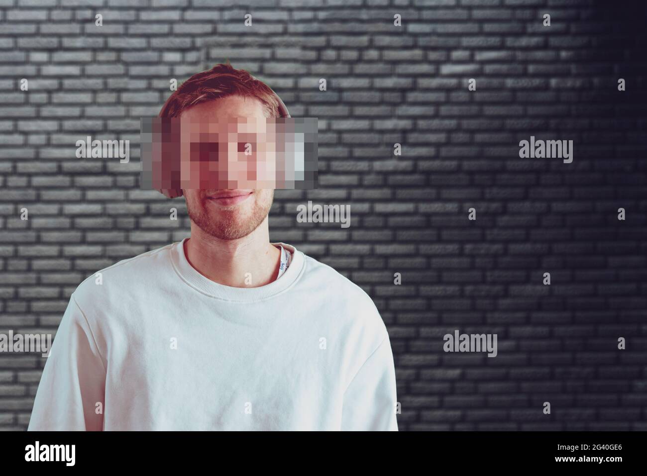 ritratto della persona con la scheda dei pixel censurati sul volto, privacy personale Foto Stock