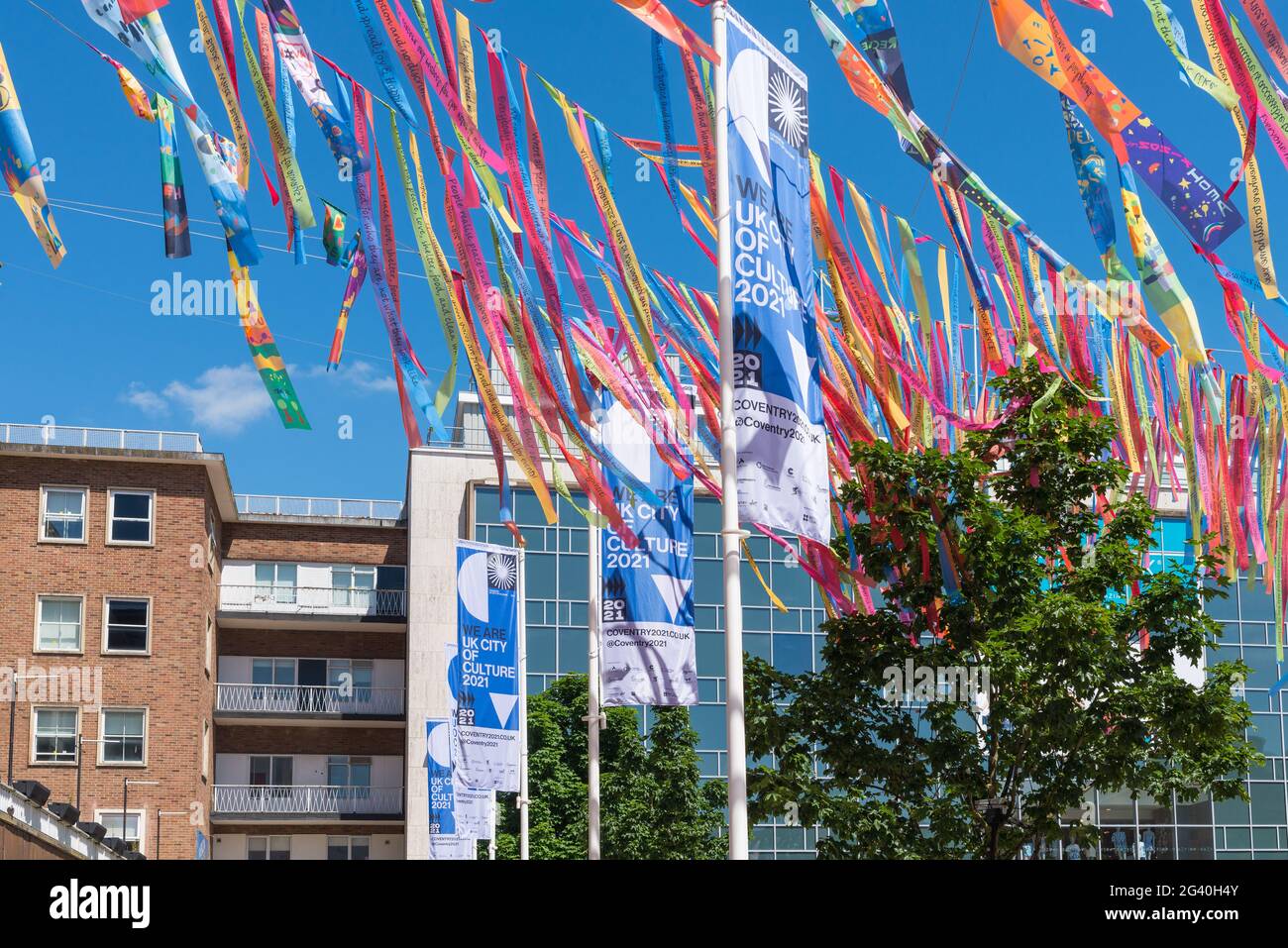 Bandiere colorate e bandiere in Broadgate, Coventry che celebra Coventry essendo UK City of Culture 2021 Foto Stock