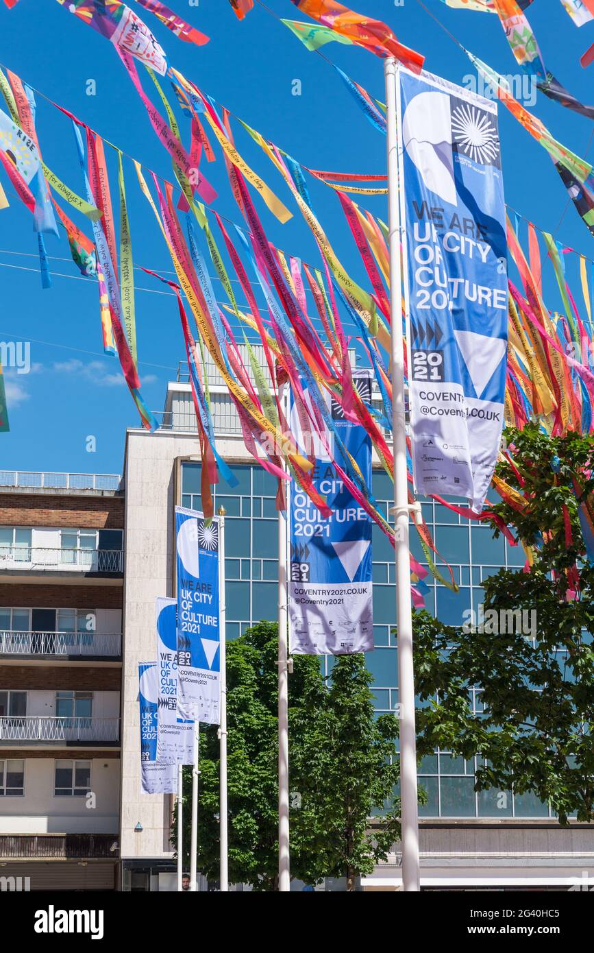 Bandiere colorate e bandiere in Broadgate, Coventry che celebra Coventry essendo UK City of Culture 2021 Foto Stock