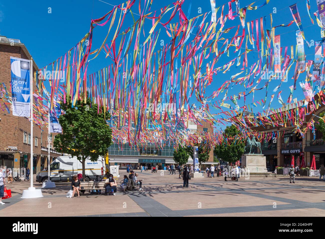 Bandiere colorate e bandiere in Broadgate, Coventry che celebra Coventry essendo UK City of Culture 2021 Foto Stock
