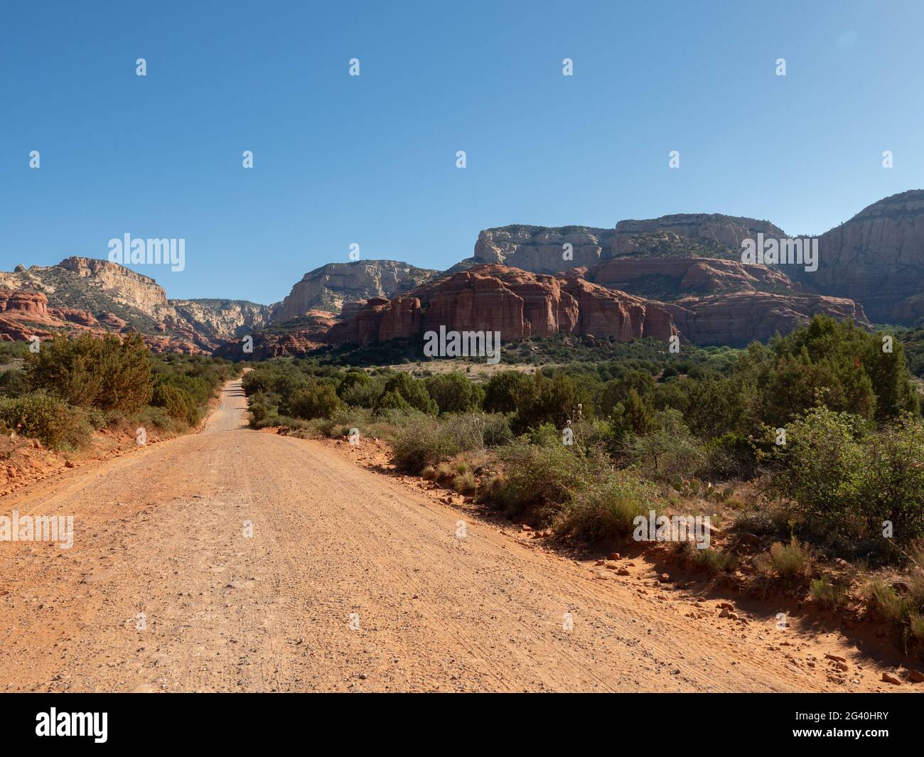 Dirt Road che conduce alle Rugged Red Rock Mountains nell'Arizona Centrale Foto Stock