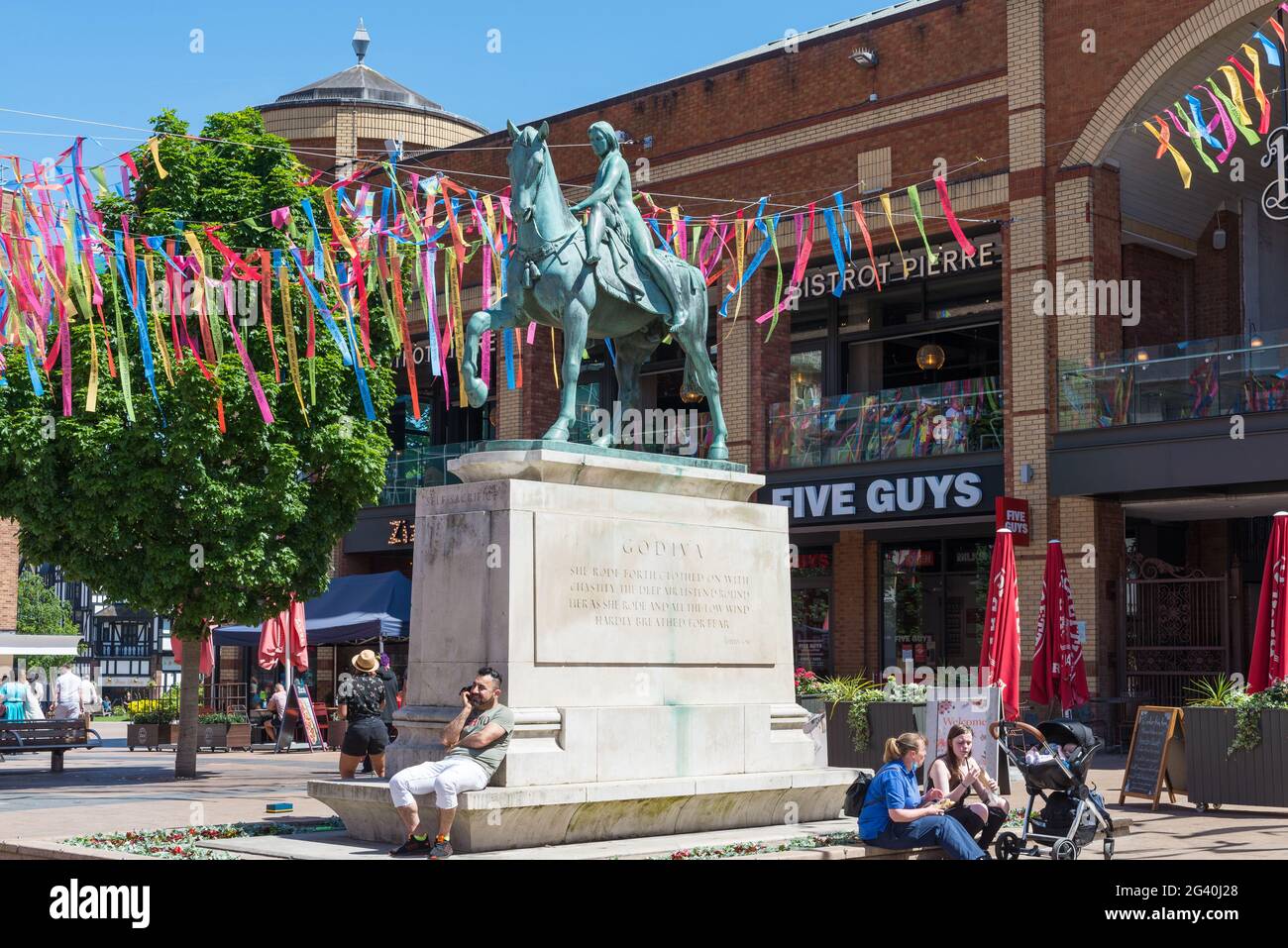 Bandiere colorate e bandiere in Broadgate, Coventry che celebra Coventry essendo UK City of Culture 2021 Foto Stock