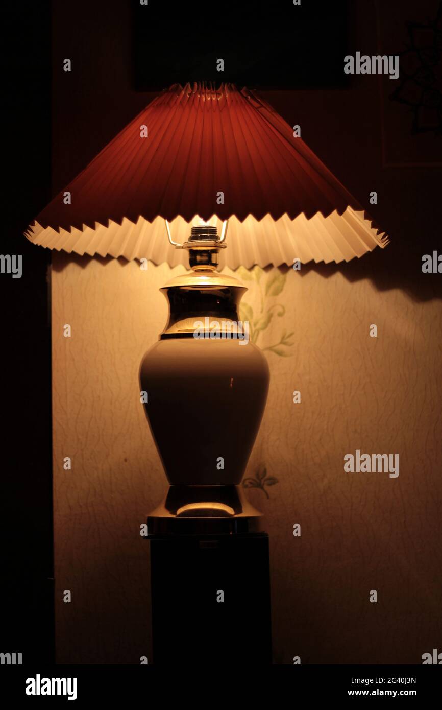 Una lampada che si accende di notte Foto Stock