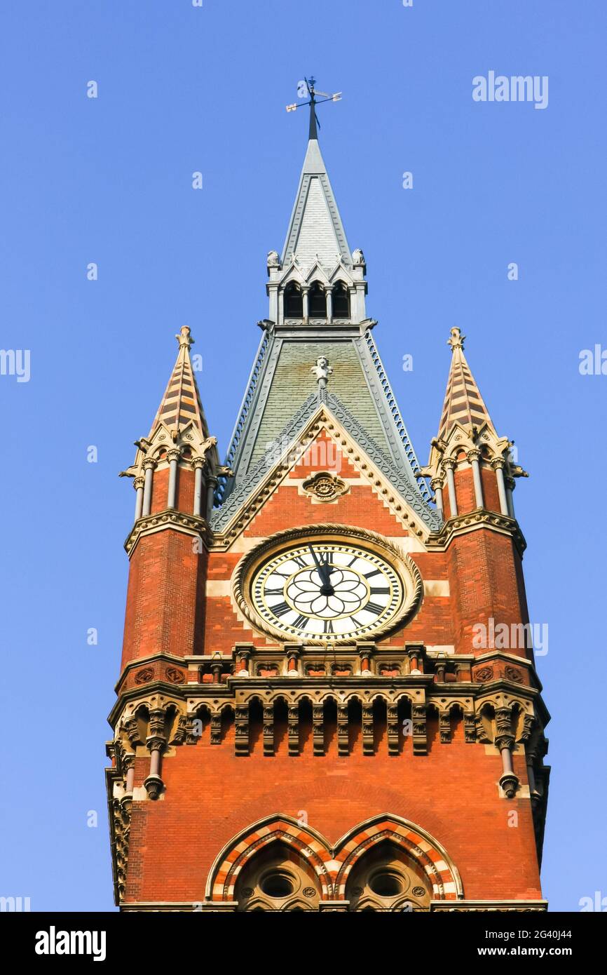 LONDRA - DICEMBRE 20 : Orologio vecchio stile alla Stazione Internazionale di St Pancras a Londra il 20 Dicembre 2007 Foto Stock