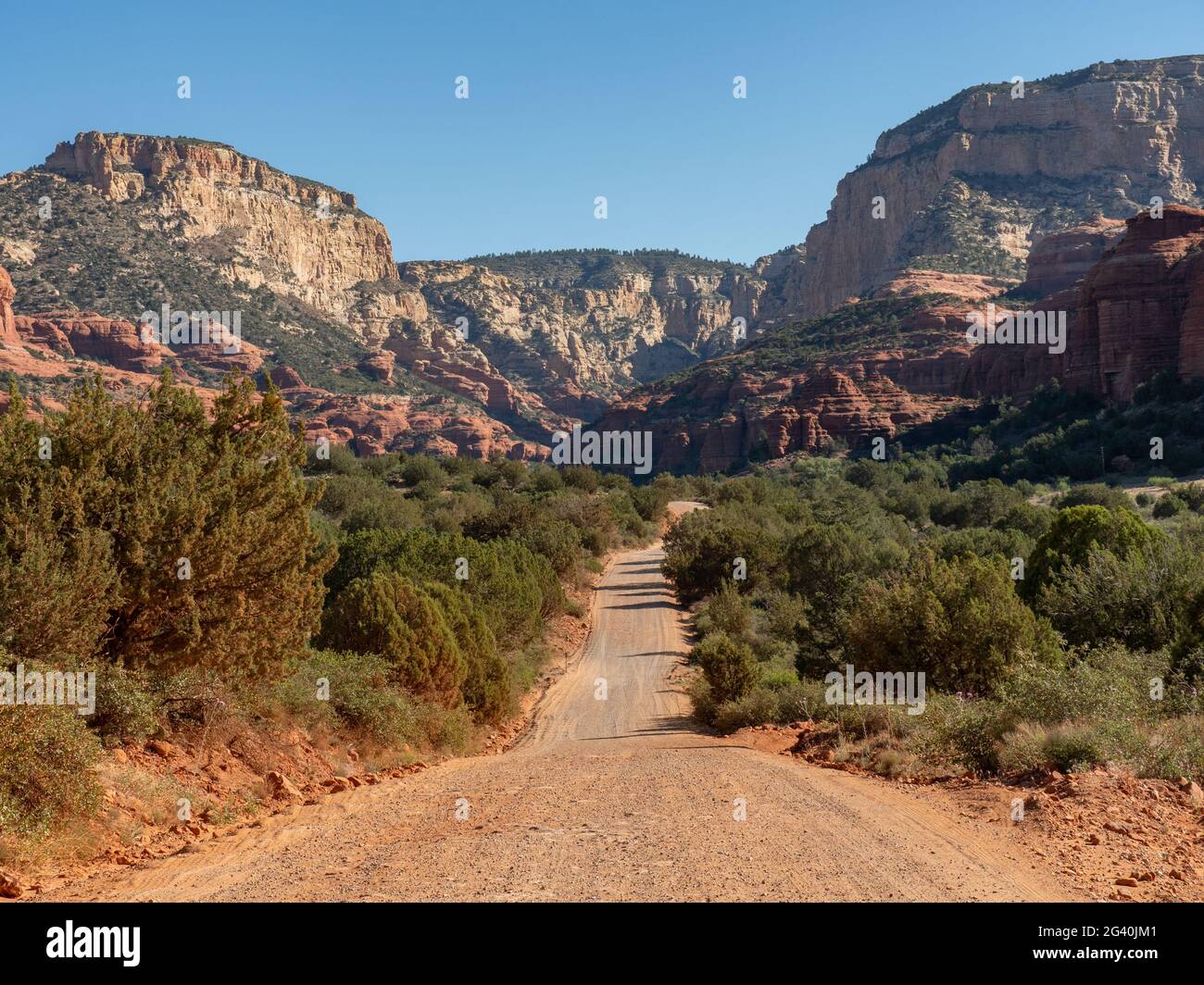 Dirt Road che conduce alle Rugged Red Rock Mountains nell'Arizona centrale Medium Shot Foto Stock
