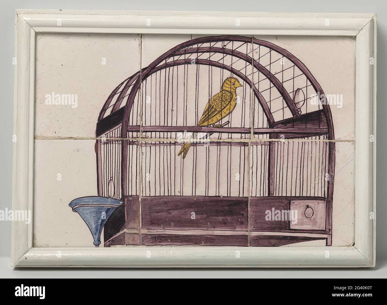 Tegola, dipinta con una rappresentazione di una gabbia di uccelli. Piastrella di sei tegole (2x3), dipinta in viola, blu e giallo con una rappresentazione di una gabbia di uccelli con abbeveratoio. Foto Stock