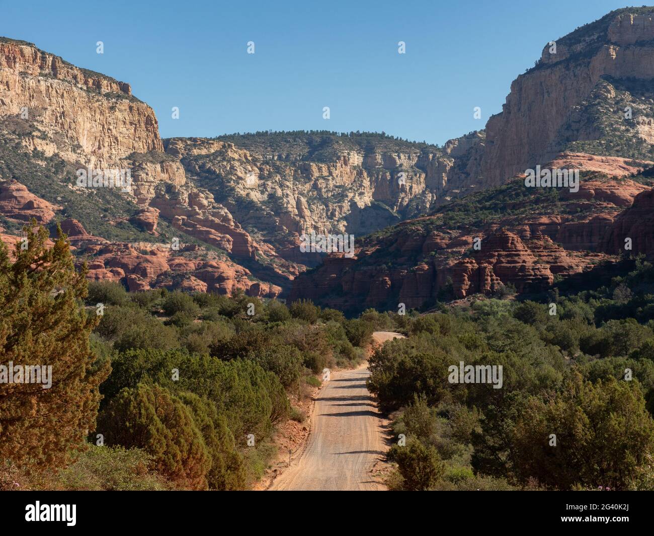 Dirt Road che conduce alla Secret Mountain Wilderness Area vicino Sedona Arizona Foto Stock