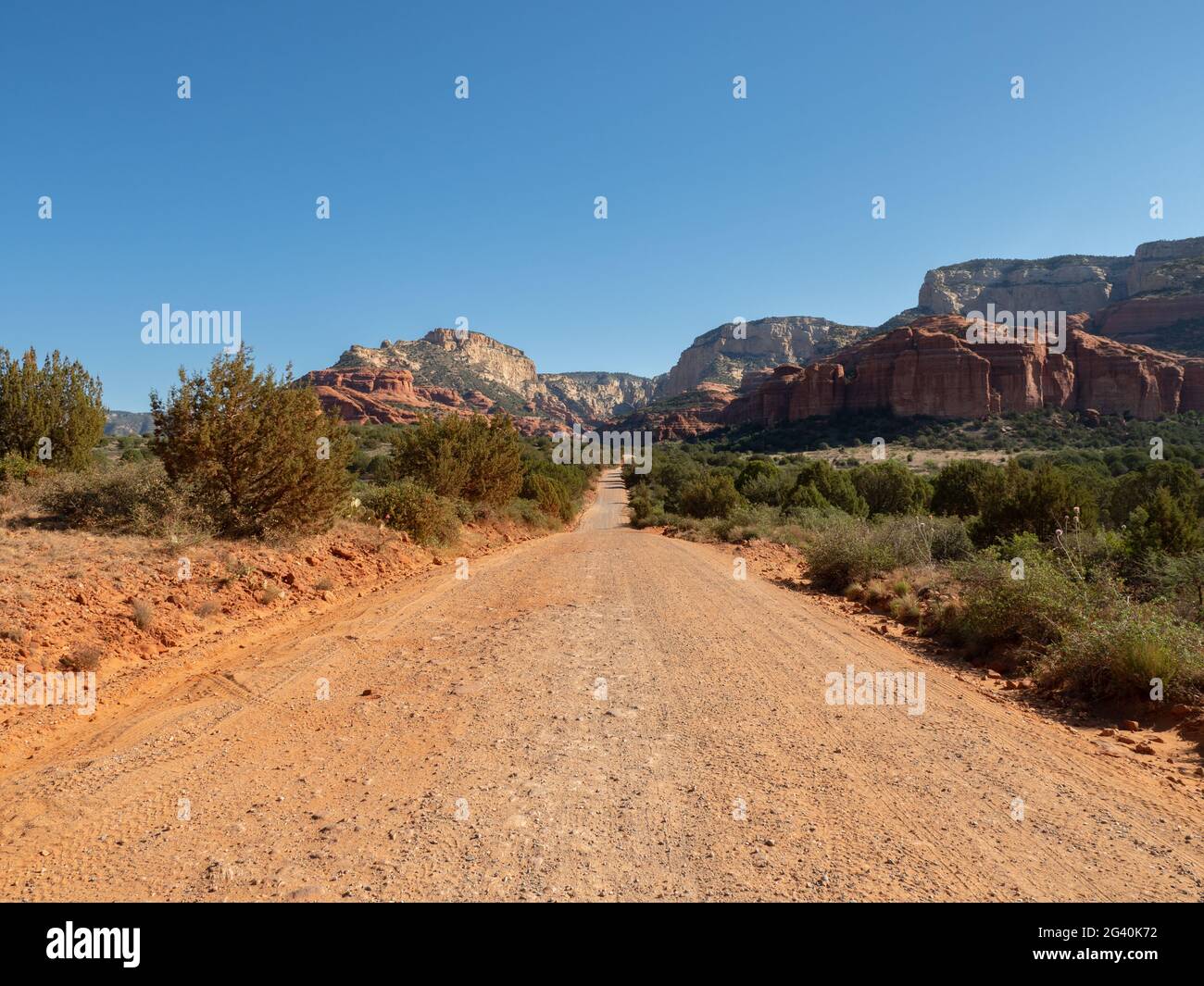 Dirt Road che conduce alle Rugged Red Rock Mountains nell'Arizona Centrale Foto Stock