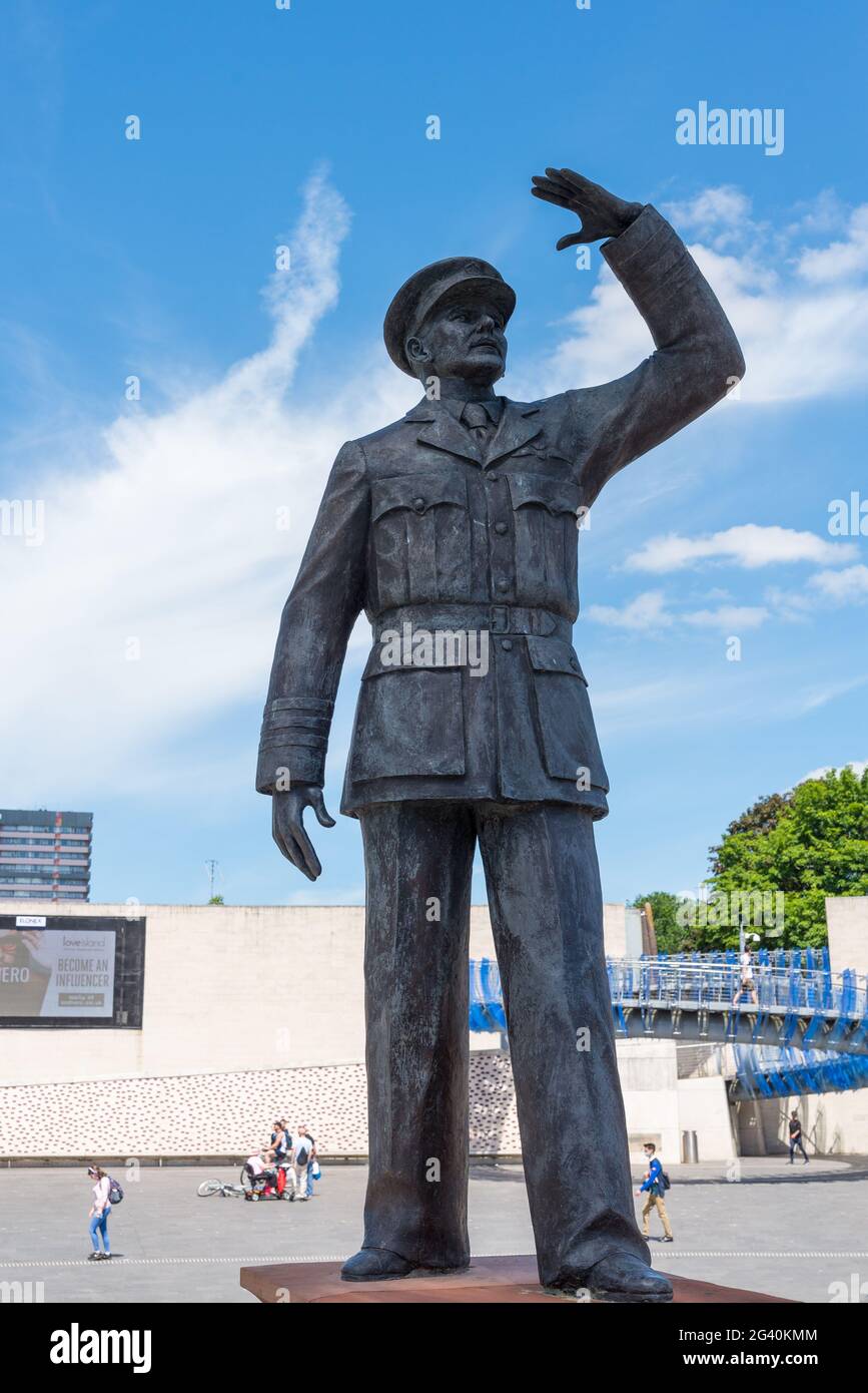 Grande statua in bronzo di Sir Frank Whittle fuori dal Coventry Transport Museum, un museo automobilistico e dei trasporti Foto Stock