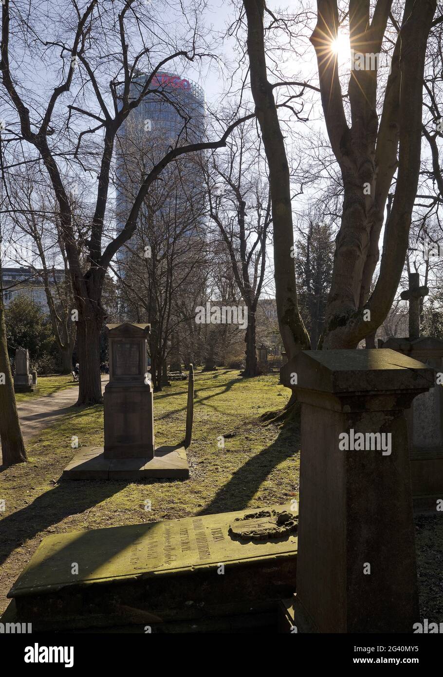 Golzheimer Friedhof con l'alto edificio Ergo a Fruehling, Duesseldorf, Germania, Europa Foto Stock