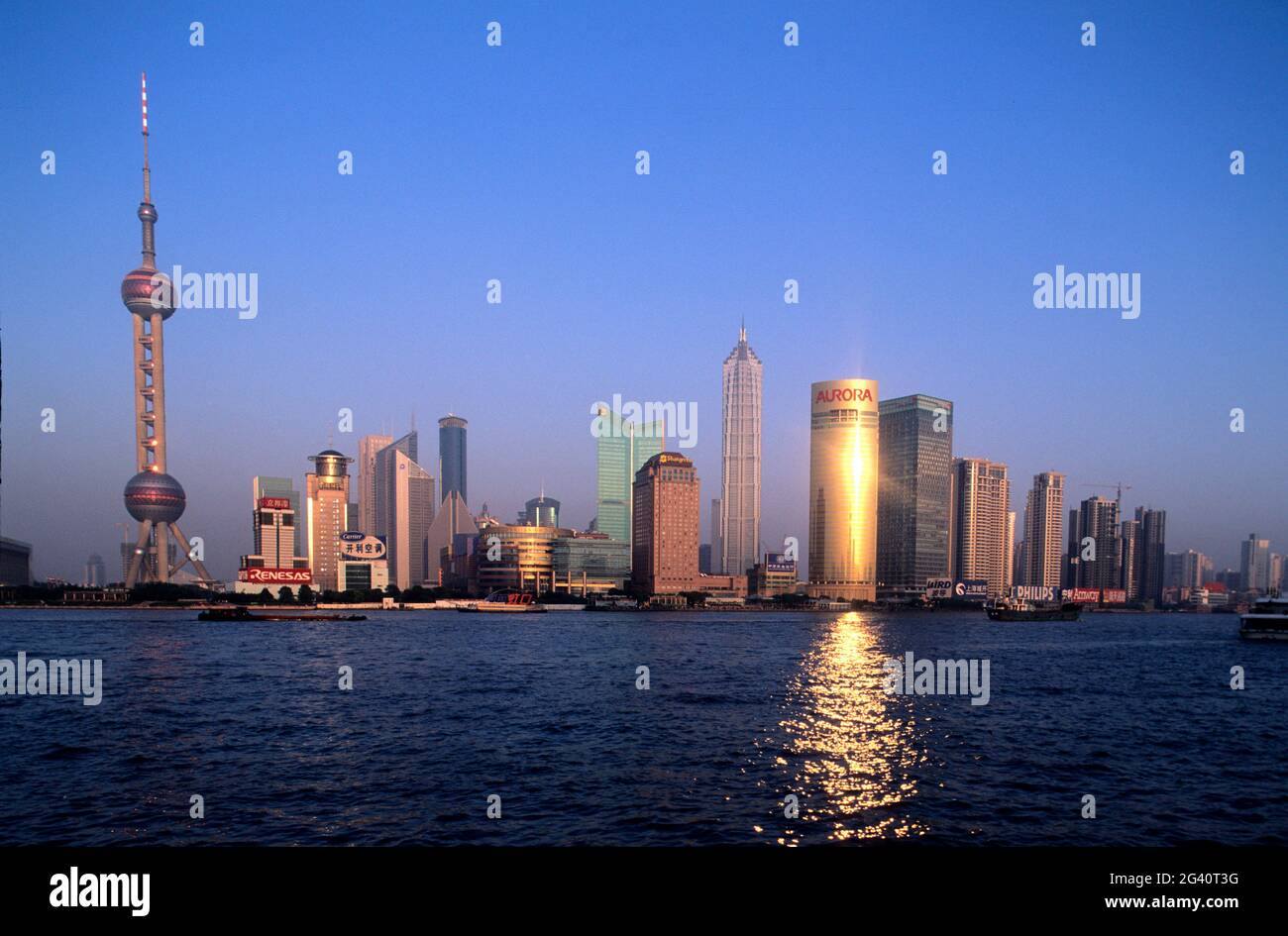 CINA, CITTÀ DI SHANGHAI, IL QUARTIERE DI PUDONG DAL BUND CON NEL MEZZO LA TORRE JIN MAO (421M), LA QUARTA TORRE PIÙ ALTA DEL MONDO Foto Stock