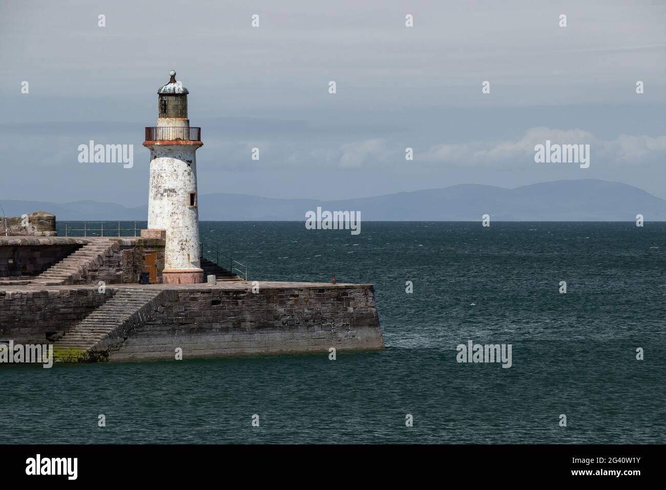 Whitehaven, Cumbria, Inghilterra. 15 giugno 2021. Faro del molo ovest di Witehaven che mostra una parte della Scozia all'orizzonte. Foto Stock