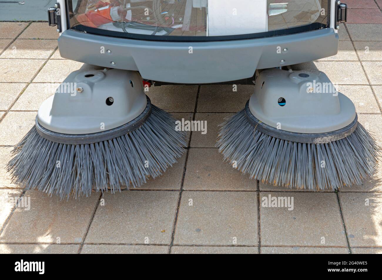 Spazzola rotante sulla spazzatrice per pulizia stradale Foto stock