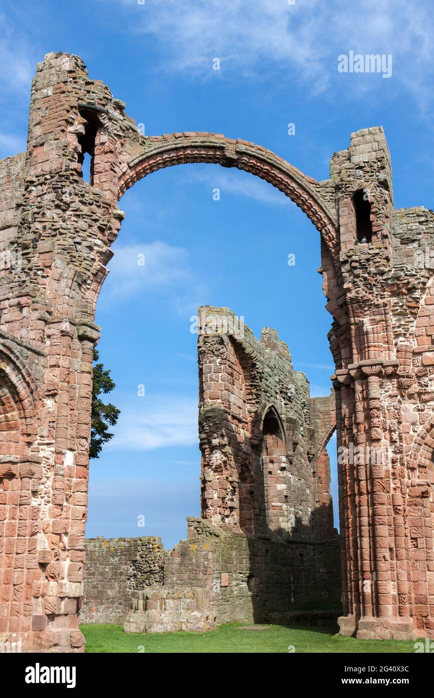 Vista ravvicinata di una parte delle rovine di Lindisfarne Priory Foto Stock