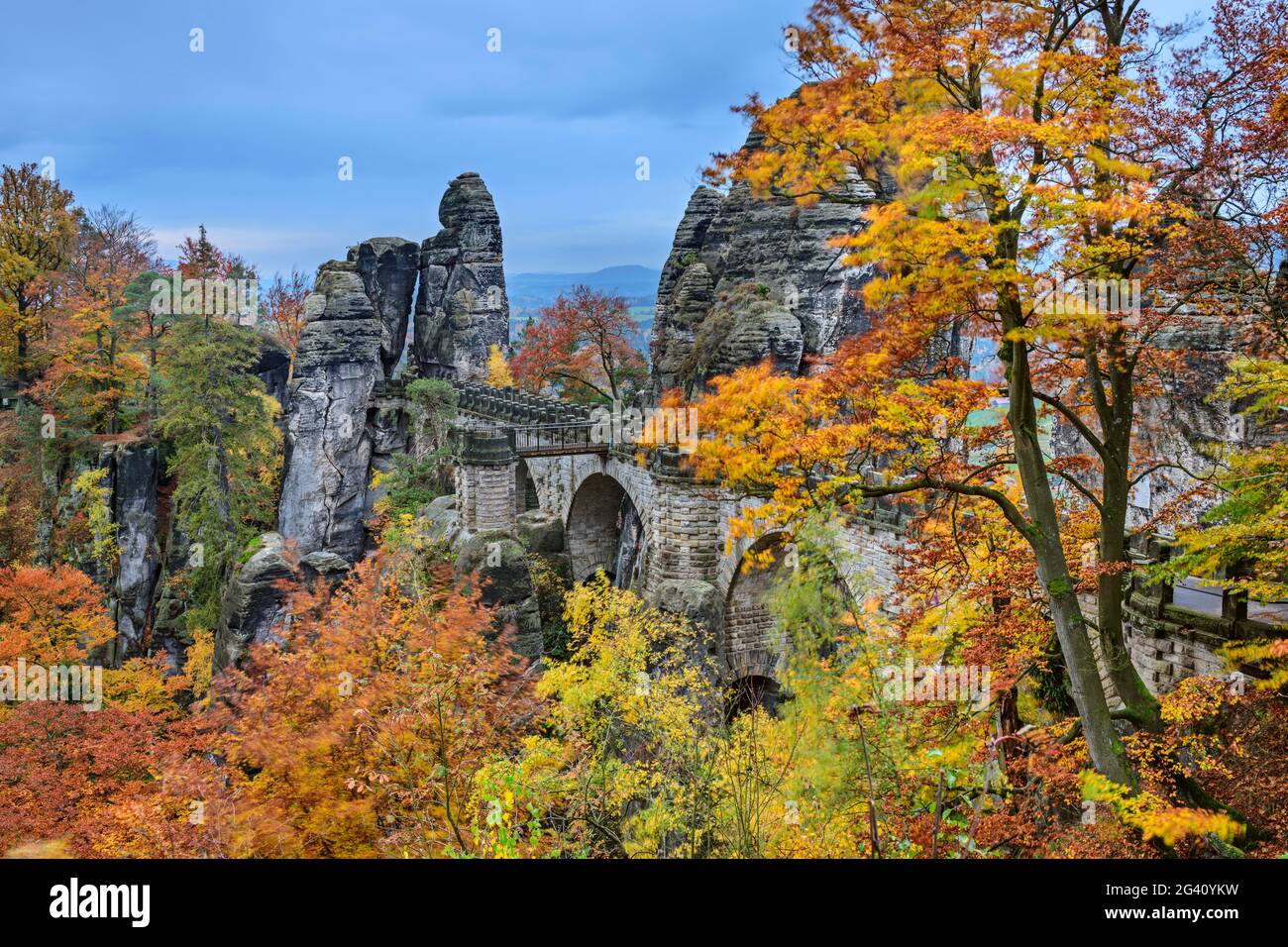 Umore autunnale al Bastei, Bastei, Saxon Svizzera Parco Nazionale, Saxon Svizzera, Elbe arenaria, Sassonia, Germania Foto Stock