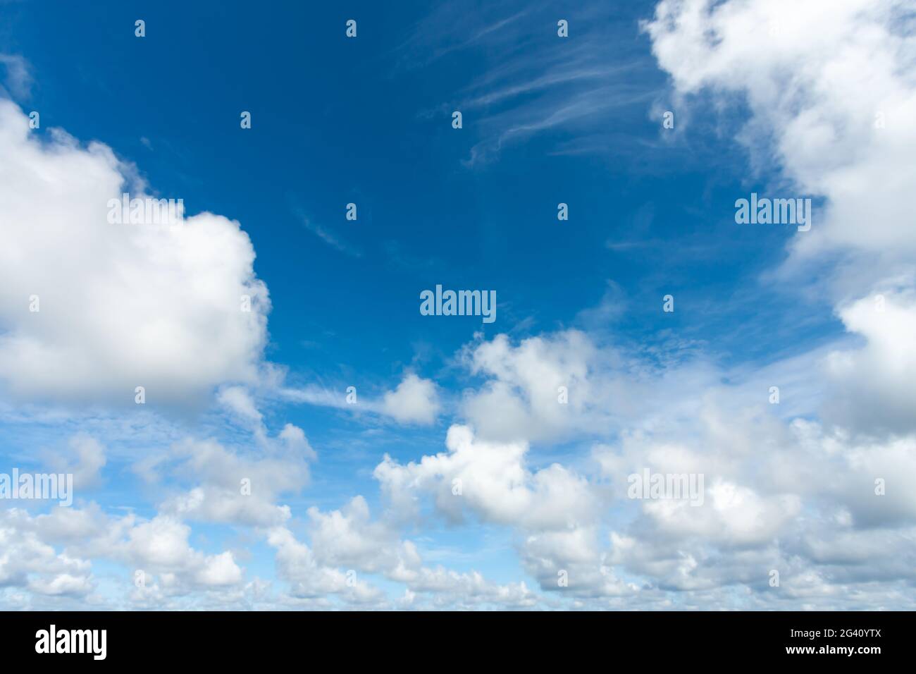 Bellissimo cielo blu con nuvole Foto Stock