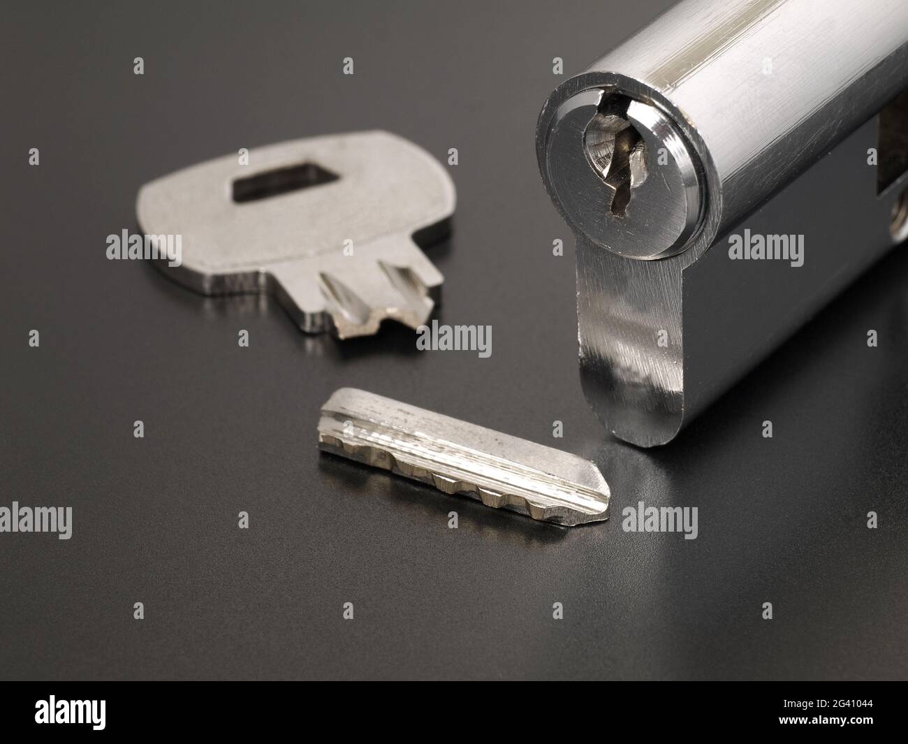 Perno del meccanismo interno della serratura a cilindro e chiave rotta Foto  stock - Alamy