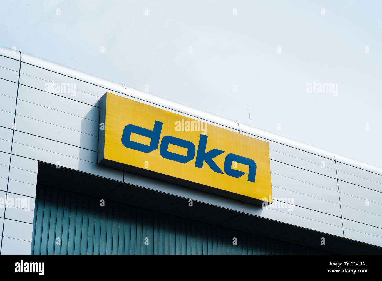 Amstetten, Austria - Maggio 14 2021: Doka GmbH sede centrale per la produzione di telaiette e ponteggi o sede centrale con marchio Logo, parte del Gruppo Umdasch. Foto Stock