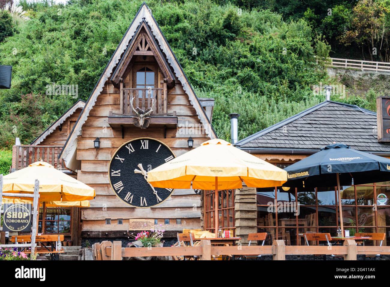 FRUTILLAR, CILE - 1 MARZO 2015: Ristorante in stile Alp nel villaggio di Frutillar. La regione è conosciuta per la forte popolazione di immigrati tedeschi. Foto Stock