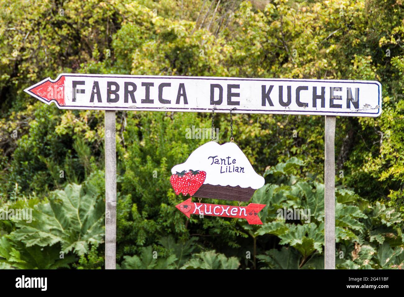 FRUTILLAR, CILE - 1 MARZO 2015: Cartello Fabrica de Kuchen (fabbrica di Kuchen) nel villaggio di Frutillar. Kuchen è una torta in stile tedesco. Foto Stock