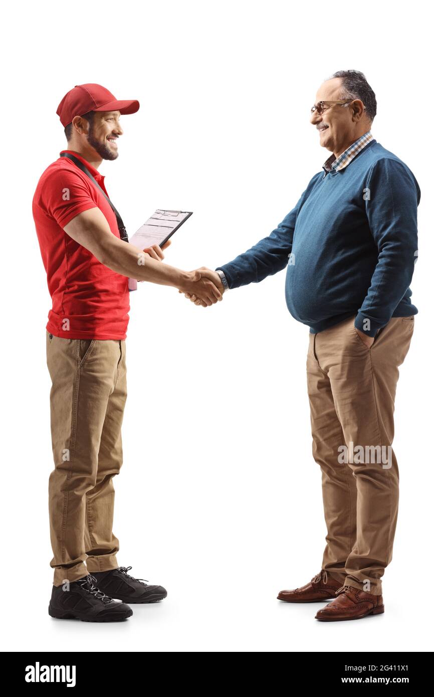 Foto di un delivery man a lunghezza intera che scuote le mani con un uomo maturo isolato su sfondo bianco Foto Stock