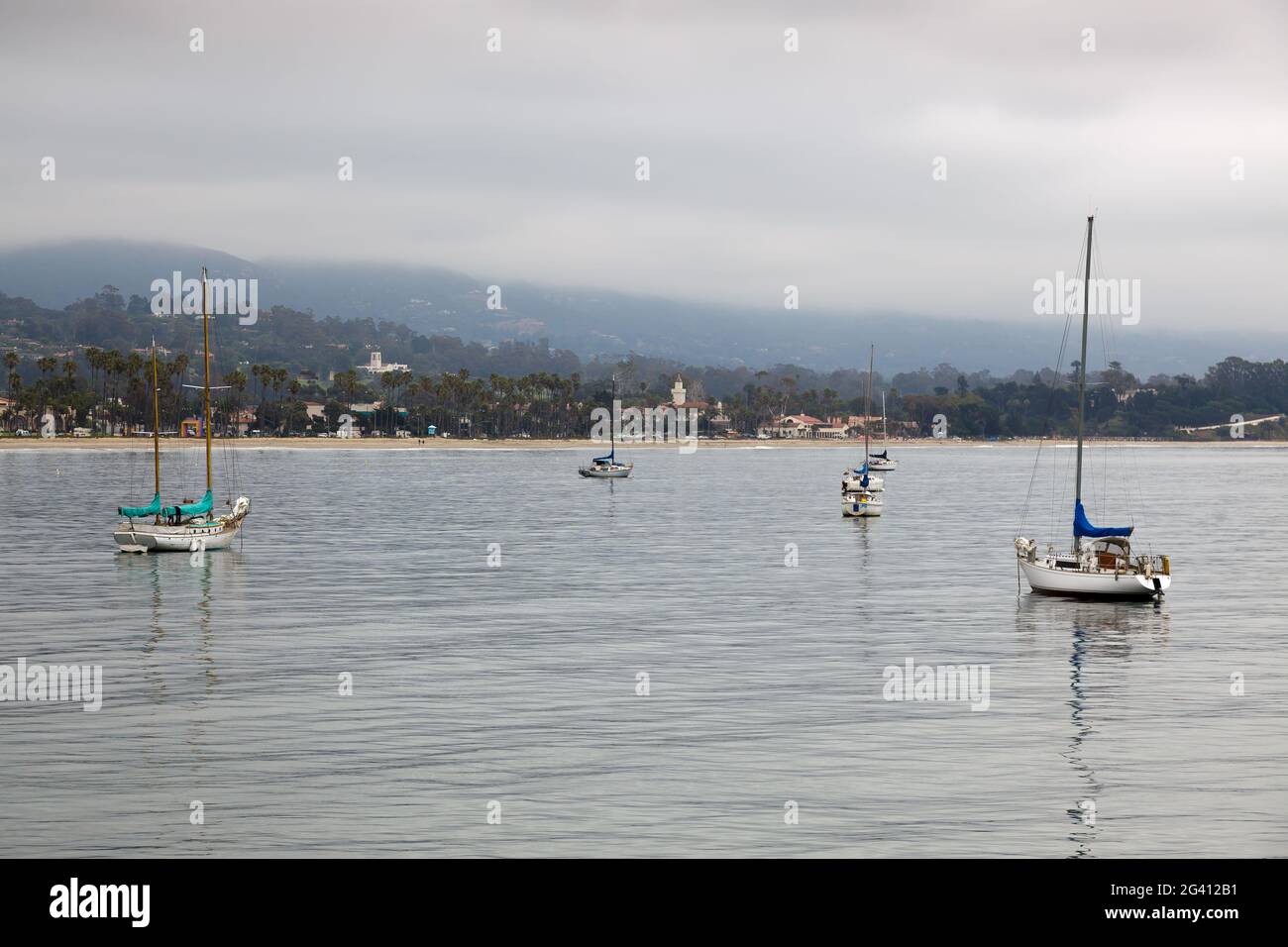 Barche ancorate al largo di Santa Barbara Foto Stock