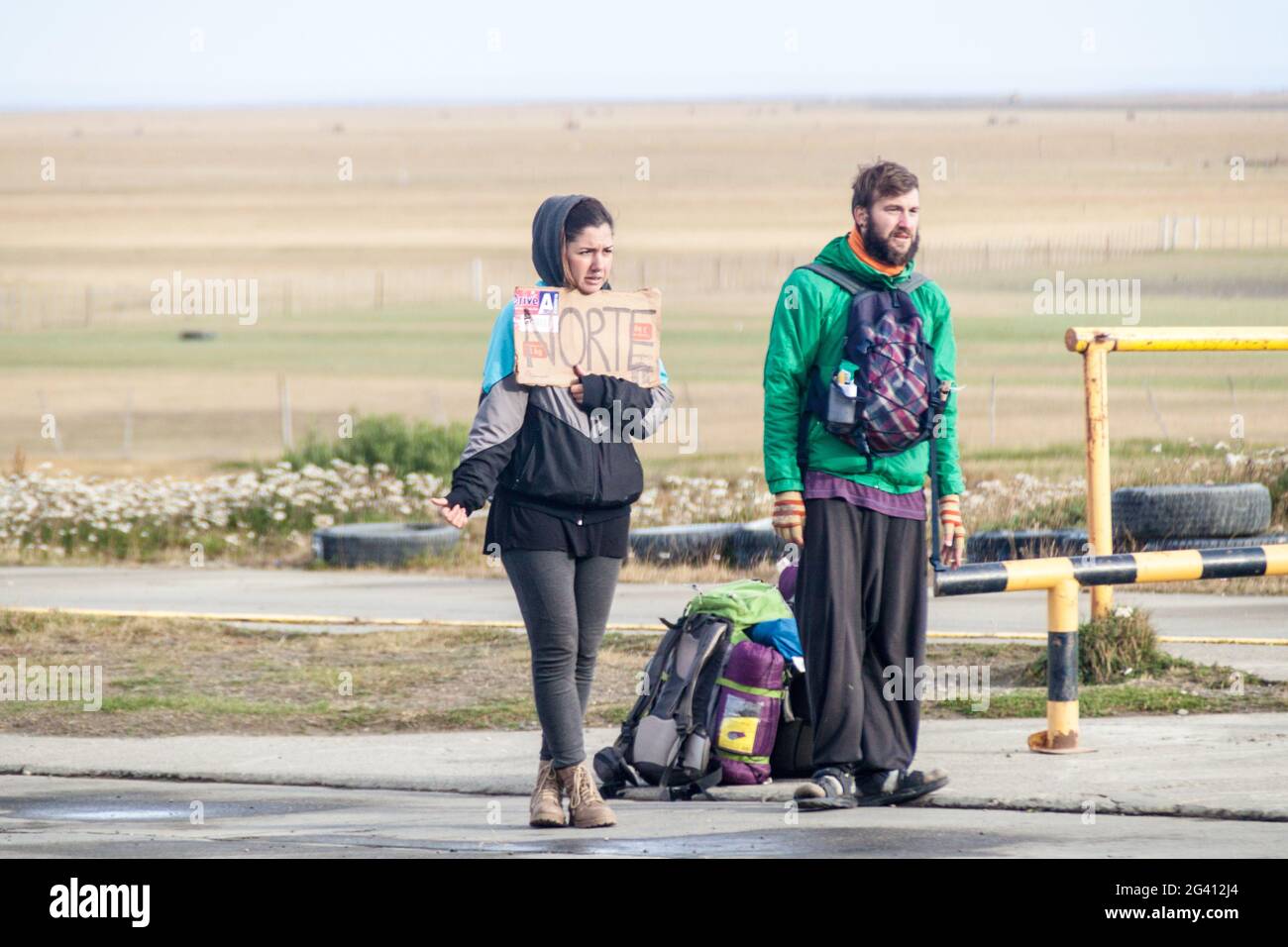 PASO SAN SEBASTIAN, ARGENTINA - 9 MARZO 2015: Due escursionisti al confine tra Cile e Argentina chiamato Paso San Sebastian situato a. Foto Stock